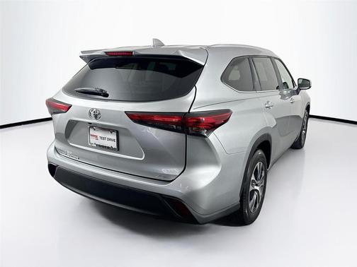 Celestial Silver Metallic 2023 Toyota Highlander XLE