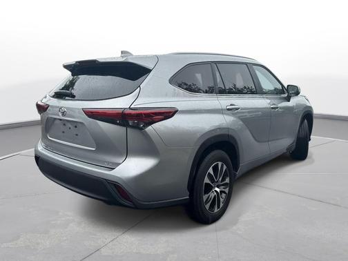 Celestial Silver Metallic 2023 Toyota Highlander XLE