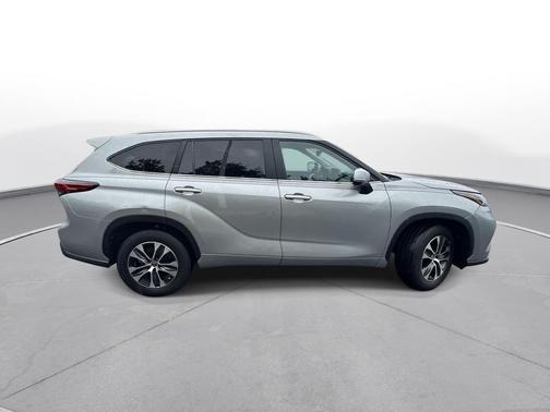 Celestial Silver Metallic 2023 Toyota Highlander XLE