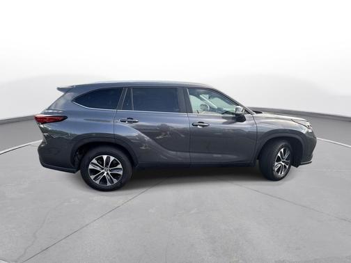 Magnetic Gray Metallic 2023 Toyota Highlander XLE