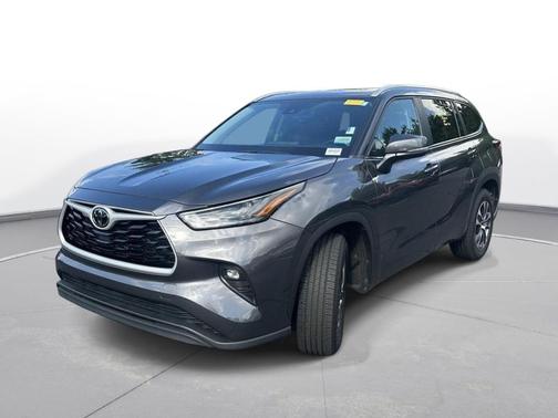Magnetic Gray Metallic 2023 Toyota Highlander XLE