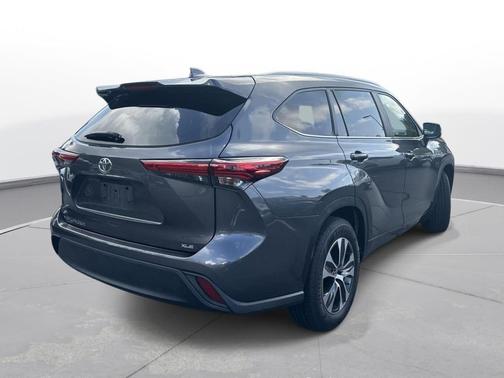 Magnetic Gray Metallic 2023 Toyota Highlander XLE