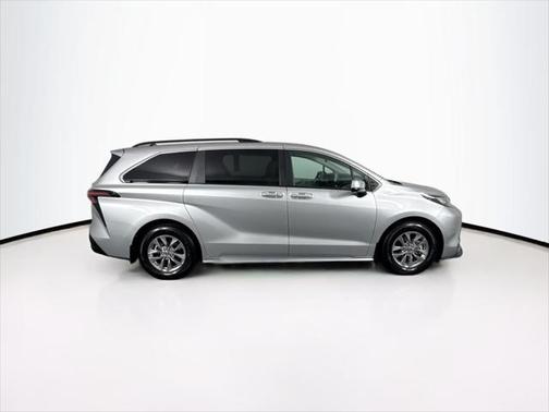 2023 Toyota Sienna LE