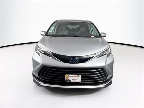 2023 Toyota Sienna LE