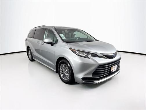 2023 Toyota Sienna LE
