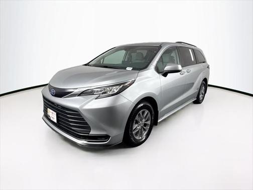 2023 Toyota Sienna LE