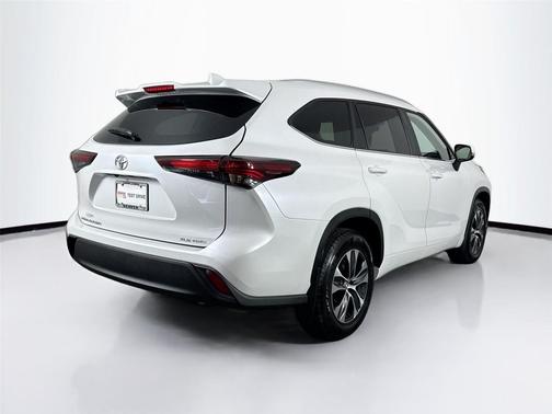 Wind Chill Pearl 2025 Toyota Highlander XLE