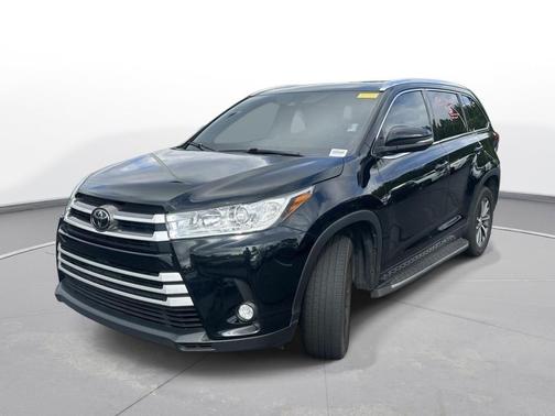 Midnight Black Metallic 2018 Toyota Highlander XLE