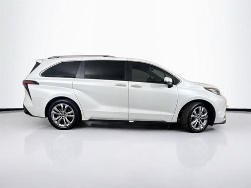 2023 Toyota Sienna Platinum