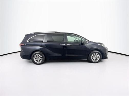 2023 Toyota Sienna XLE 8 Passenger