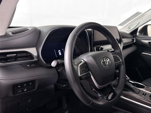 Ruby Flare Pearl 2023 Toyota Highlander Platinum