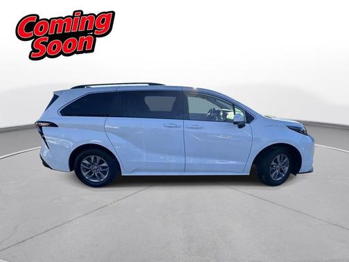 2025 Toyota Sienna LE