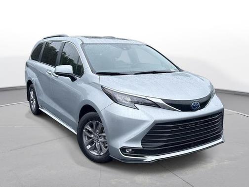 Celestial Silver Metallic 2025 Toyota Sienna XLE
