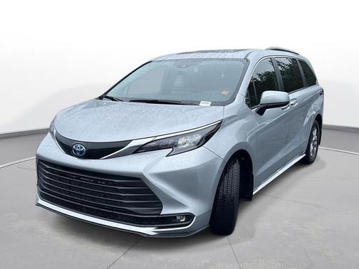 Celestial Silver Metallic 2025 Toyota Sienna XLE