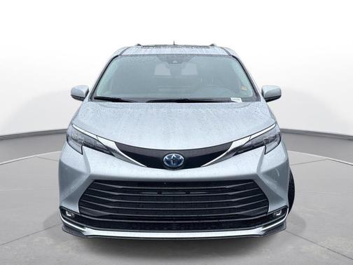 Celestial Silver Metallic 2025 Toyota Sienna XLE