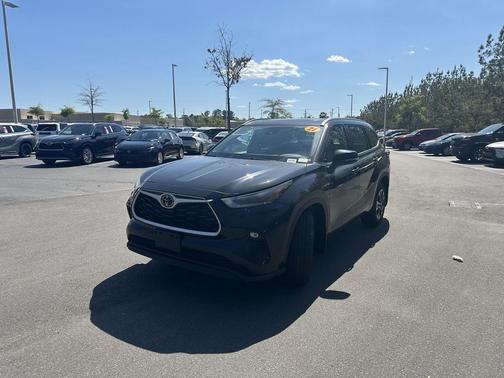 Midnight Black Metallic 2021 Toyota Highlander XLE