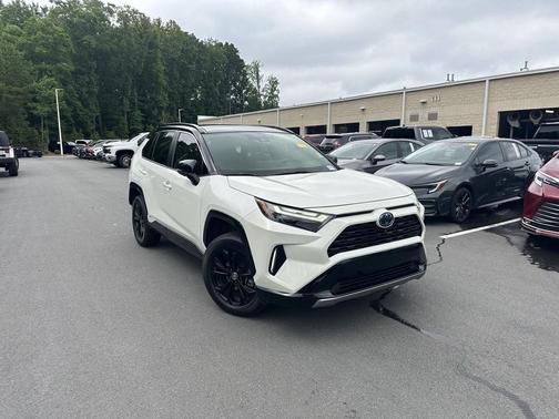 Blizzard Pearl/Midnight Black Metallic 2022 Toyota RAV4 Hybrid SE