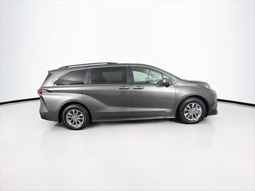 2021 Toyota Sienna XLE 8 Passenger