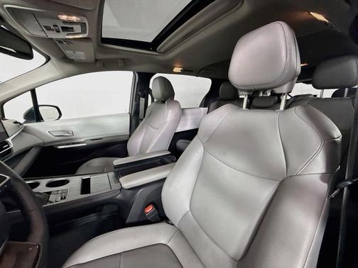 Midnight Black Metallic 2025 Toyota Sienna XLE
