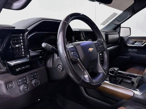 Iridescent Pearl Tricoat 2024 Chevrolet Silverado 1500 High Country