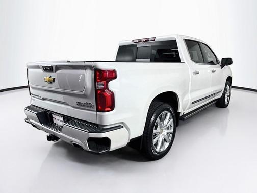 Iridescent Pearl Tricoat 2024 Chevrolet Silverado 1500 High Country