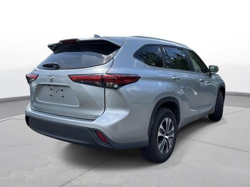 Celestial Silver Metallic 2023 Toyota Highlander XLE