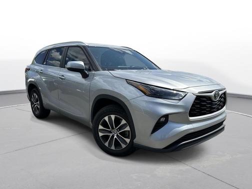 Celestial Silver Metallic 2023 Toyota Highlander XLE