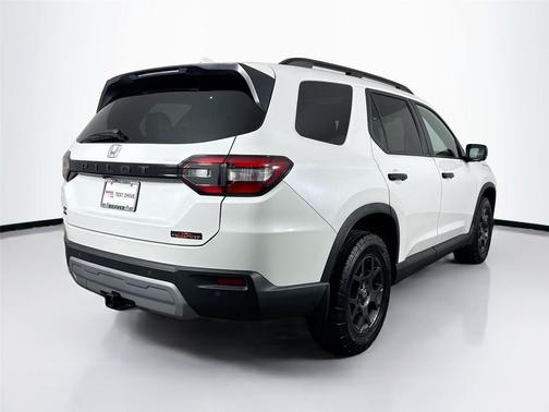 Platinum White Pearl 2025 Honda Pilot TrailSport