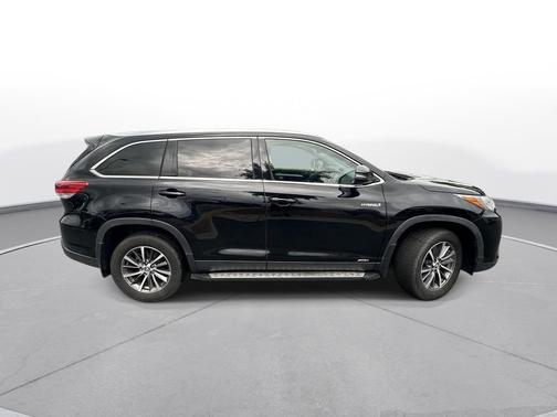 Midnight Black Metallic 2019 Toyota Highlander Hybrid XLE