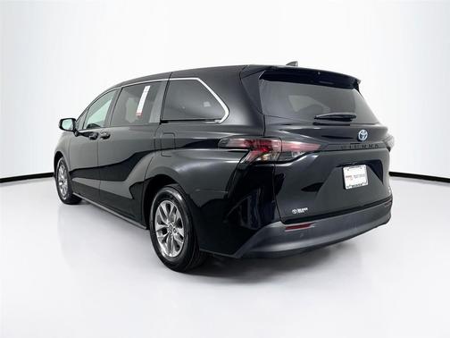 2024 Toyota Sienna LE