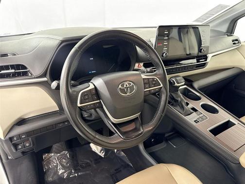2023 Toyota Sienna XLE