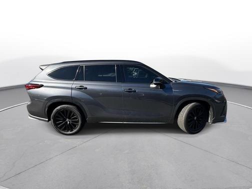 Magnetic Gray Metallic 2023 Toyota Highlander XSE