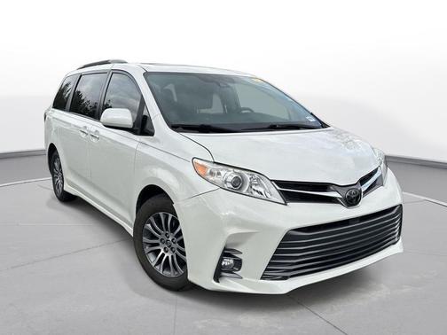 2020 Toyota Sienna XLE