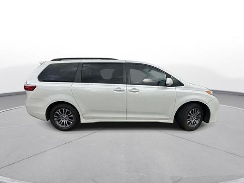 2020 Toyota Sienna XLE