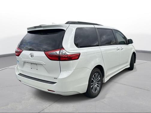 2020 Toyota Sienna XLE
