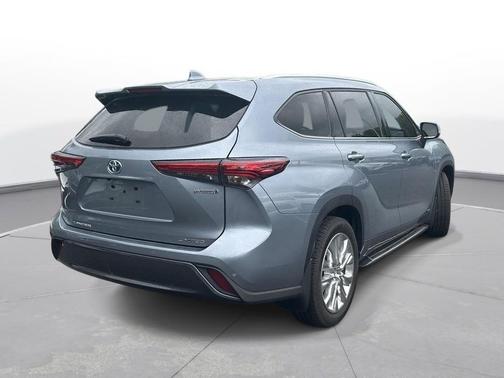 Moon Dust 2023 Toyota Highlander Hybrid Limited