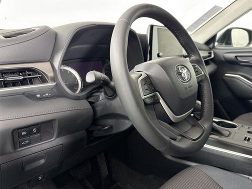 Midnight Black Metallic 2023 Toyota Highlander LE