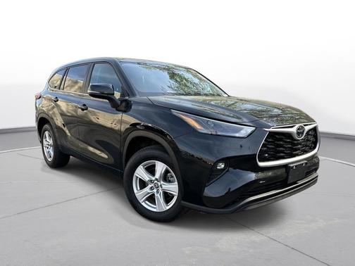 Midnight Black Metallic 2023 Toyota Highlander LE