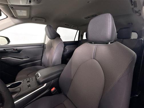 Midnight Black Metallic 2023 Toyota Highlander LE