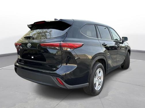 Midnight Black Metallic 2023 Toyota Highlander LE