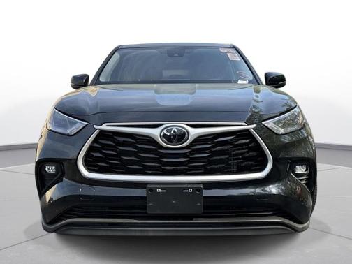 Midnight Black Metallic 2023 Toyota Highlander LE