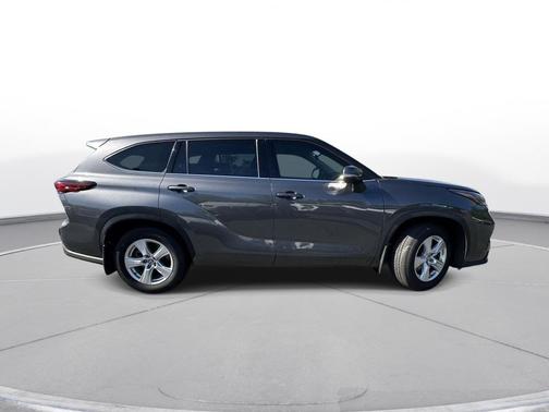 Magnetic Gray Metallic 2022 Toyota Highlander L
