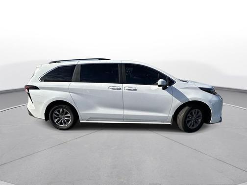2025 Toyota Sienna LE