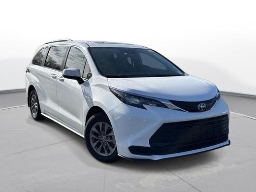 2025 Toyota Sienna LE
