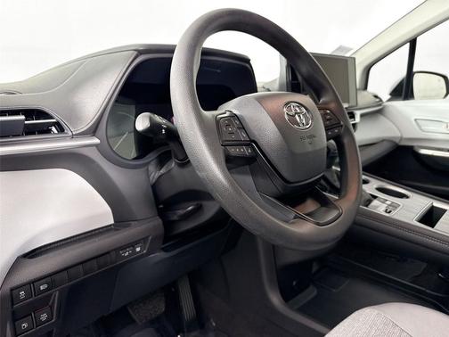 2025 Toyota Sienna LE