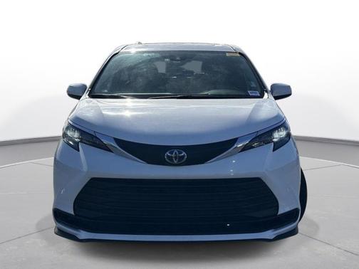 2025 Toyota Sienna LE