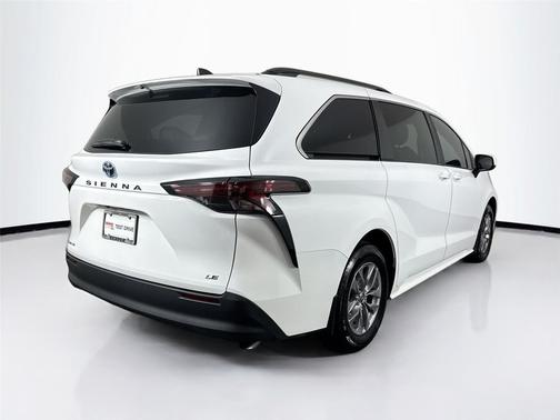 2025 Toyota Sienna LE