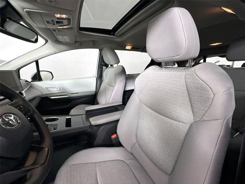 2025 Toyota Sienna LE