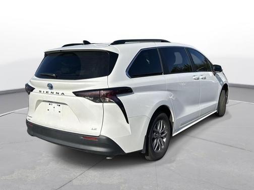 2025 Toyota Sienna LE