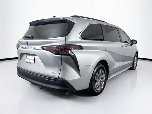 2025 Toyota Sienna XLE